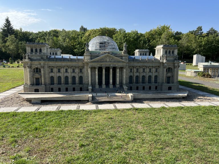 Das Reichstagsgebäude als Modell im Modellpark Berlin