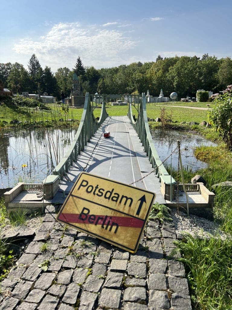 Die Glienicker Brücke als Modell im Modellpark Berlin