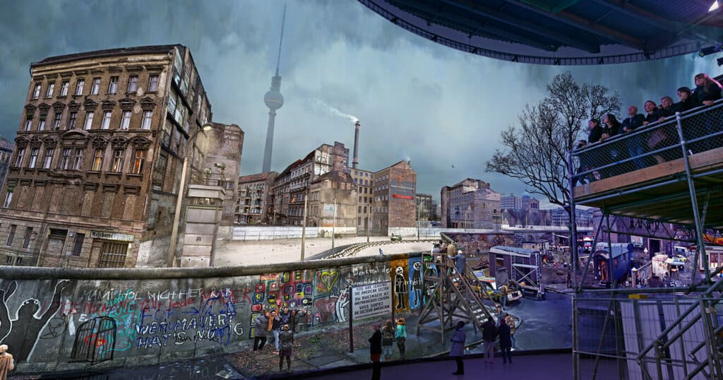 Panorama "Die Mauer" von Yadegar Asisi am Checkpoint Charlie in Berlin