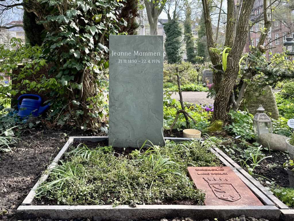 Neue Grab von Jeanne Mammen auf dem Friedhof Stubenrauchstraße