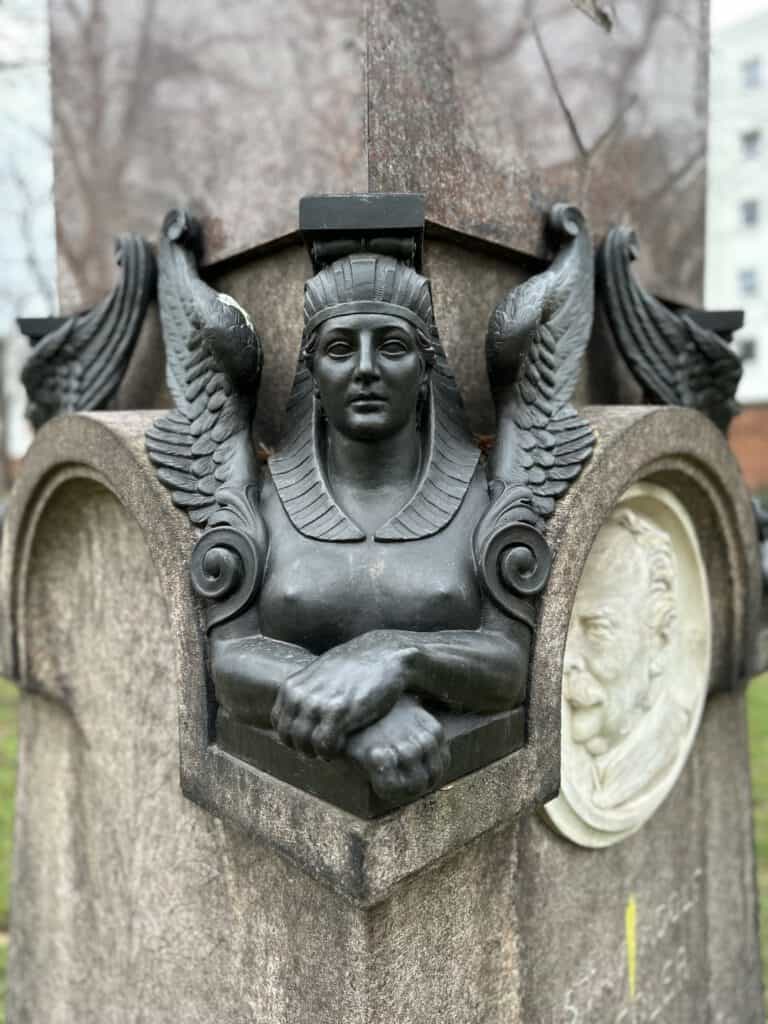 Figur auf dem Berliner Garnison-Friedhof