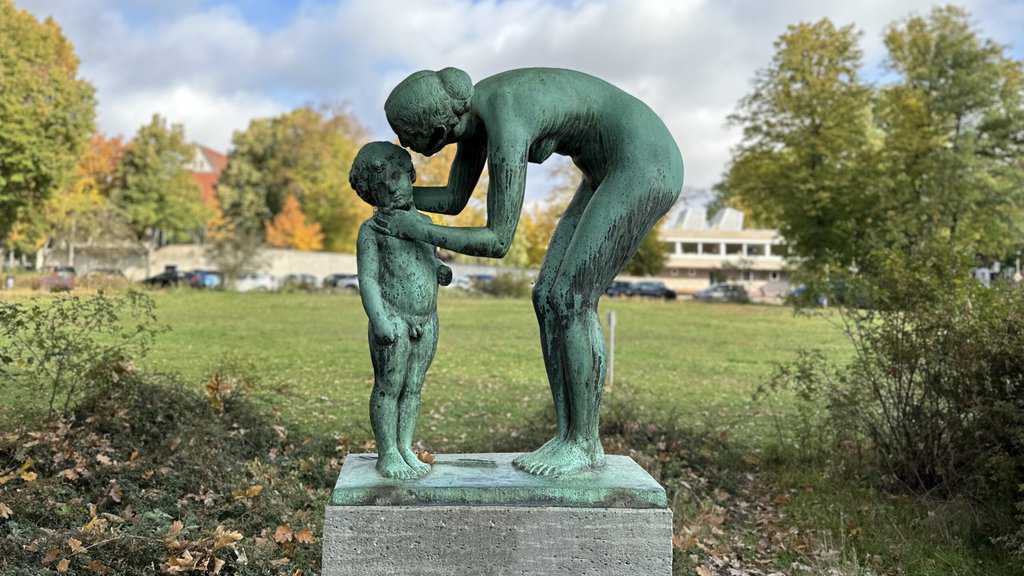 eros und Venus Statue