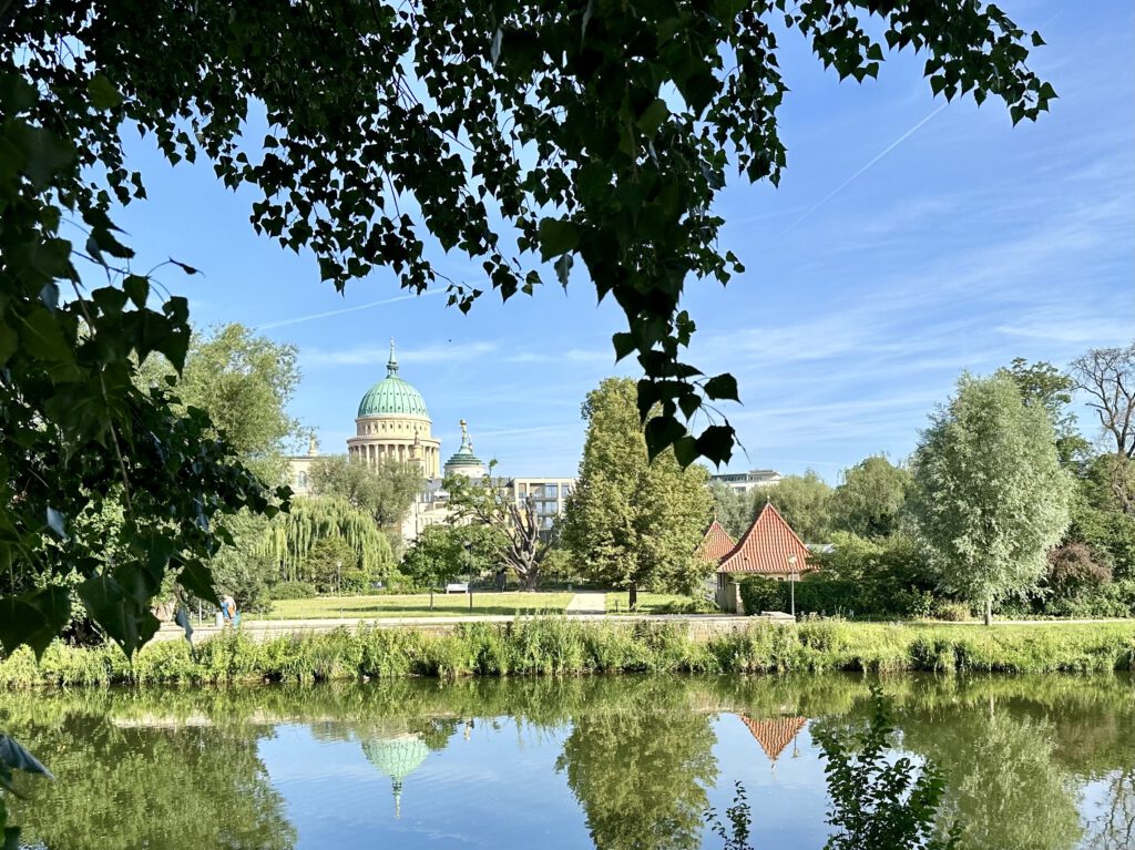 Blick auf die Nikolaikirche von der Freundschaftsinsel in Potsdam