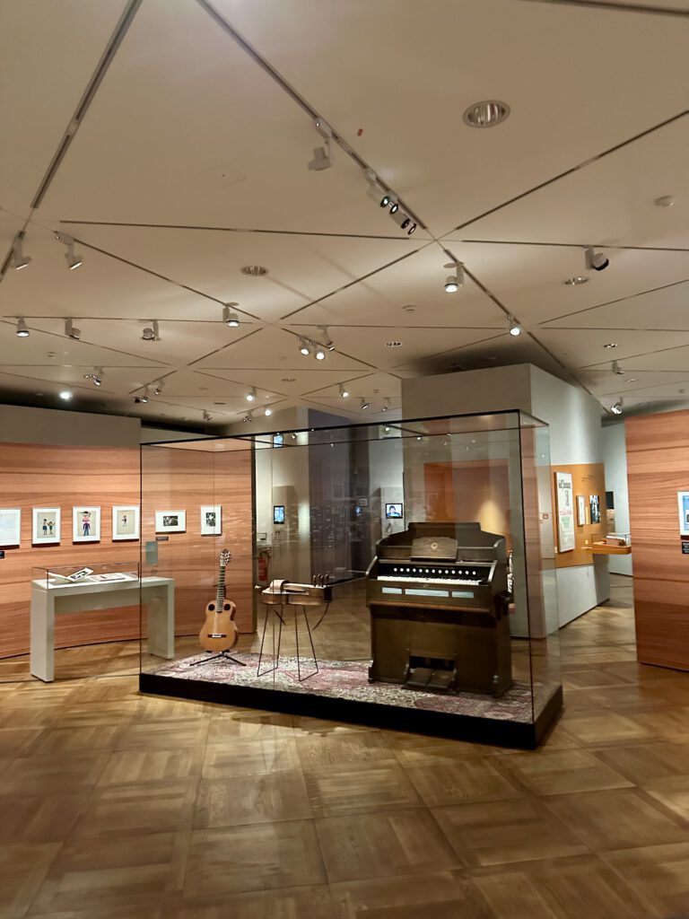 Musikinstrumente von Wolf Biermann in der Ausstellung im DHM