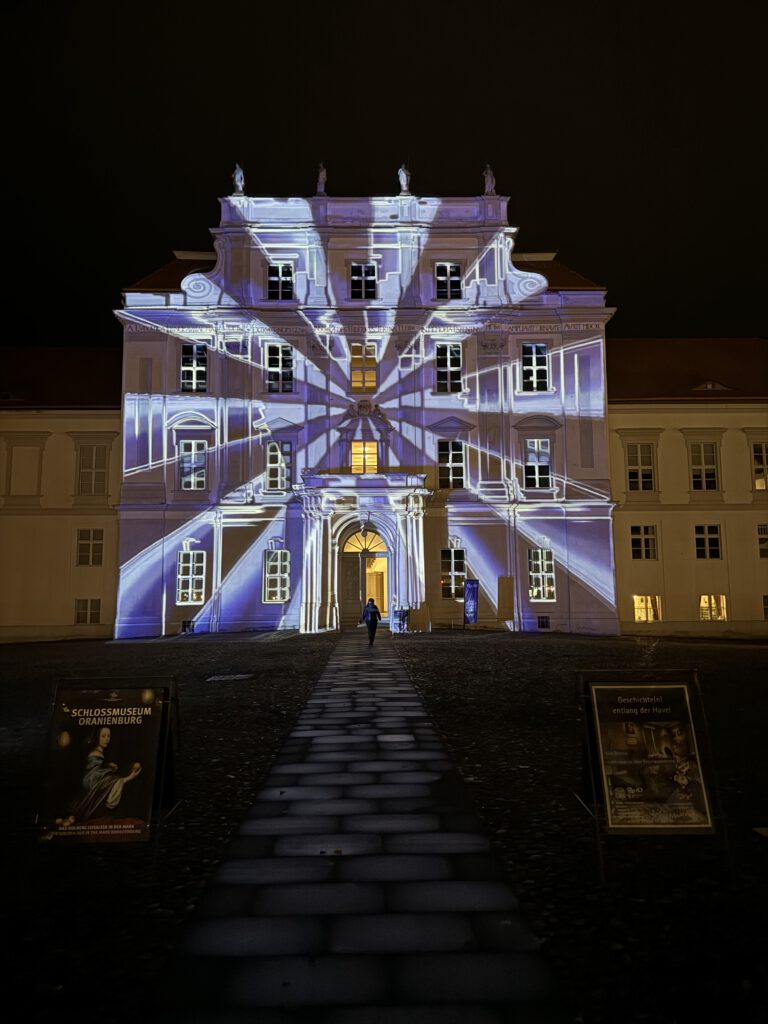 Schloss Oranienburg beleuchtet
