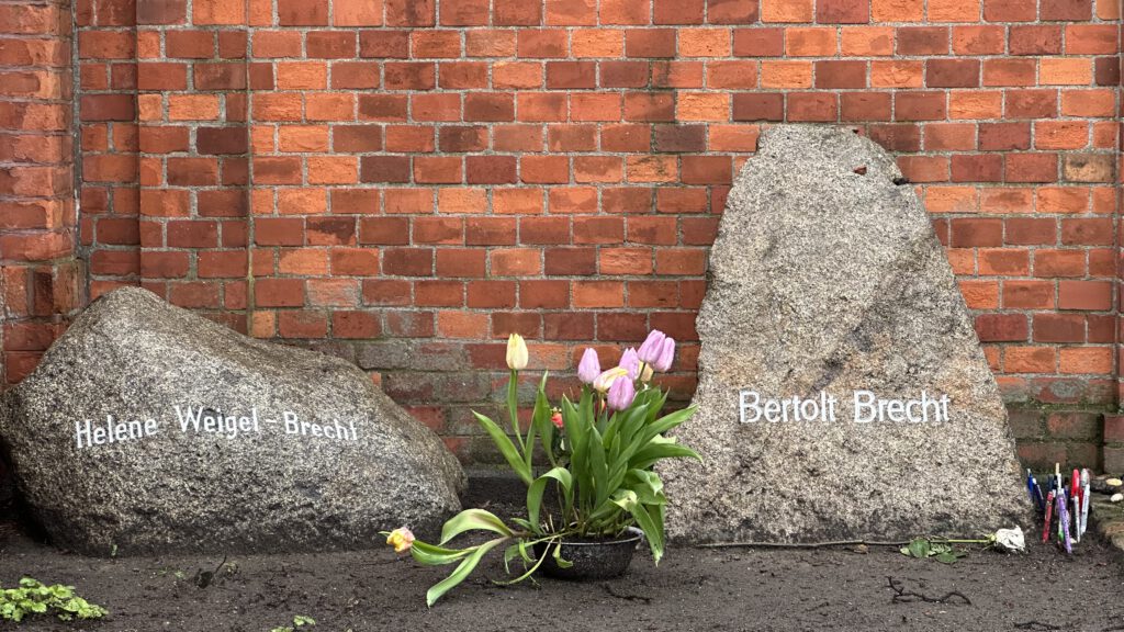 Brecht Grab auf dem Dorotheenstädtischen Friedhof