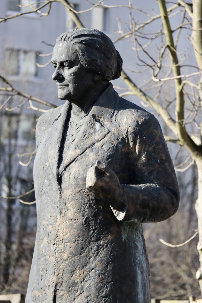 Clara Zetkin Statue