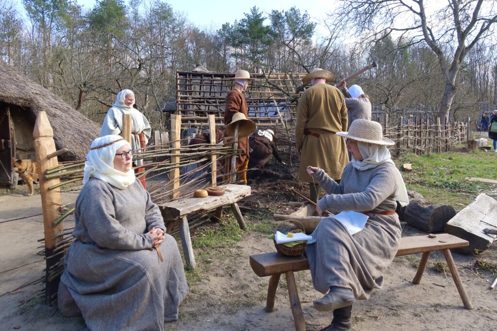 Handwerker im Museumsdorf Düpple