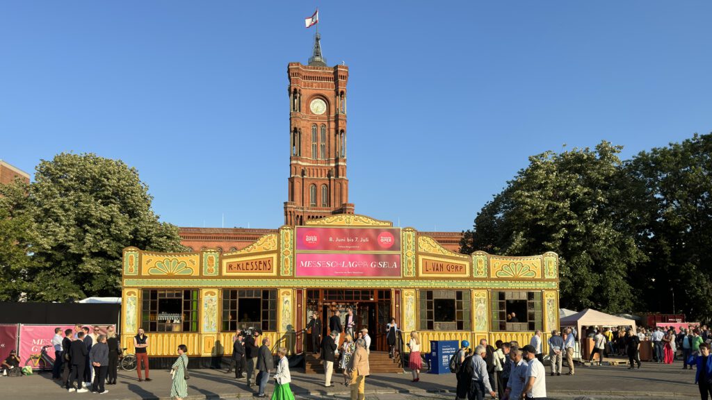 Spiegelzelt komische Oper