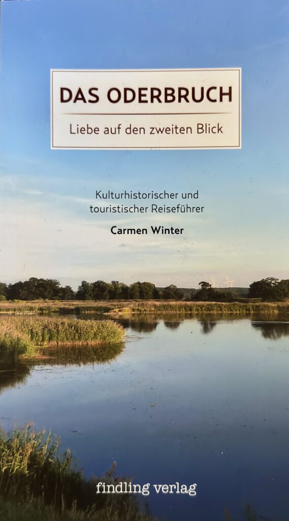 Die etwas raue, sehr weitläufige Landschaft des Oderbruch ist das Thema eines gerade in Neuauflage erschienenen Reiseführers aus dem Findling-Verlag.

»Liebe auf den zweiten Blick« ist der Untertitel des Buches und das passt recht gut.  Nicht jedem erschließen sich auf Anhieb die Schönheiten dieses Landstriches.
Es sind nicht die spektakulären Sehenswürdigkeiten, oder andere Superlative, die den Reiz dieser Gegend ausmachen. Man muss schon etwas genauer hinschauen.

Genau dabei hilft dieser Kulturhistorische Reiseführer. Die Autorin Carmen Winter ist im Oderbruch aufgewachsen und lebt jetzt in Frankfurt (natürlich das an der Oder).  
Sie kennt die Gegend wie die sprichwörtliche Westentasche.
Vieles, an dem man sonst vielleicht unbemerkt vorbeigegangen wäre, rückt sie in den Mittelpunkt.  Das sind Dörfer, Kirchen, Städtchen und Landschaften, aber immer wieder auch Menschen.

In den vergangenen Jahren haben sich viele Künstler*innen in der sonst eher dünn besiedelten Gegend angesiedelt. Es kann daher passieren, dass man auch im kleinsten Dorf plötzlich auf ein Atelier oder eine Galerie stößt. 
Auch das östlichste Theater Deutschland ist hier zu finden.

Neben interessanten Hintergrundinformationen gibt das Buch auch praktische Tipps wie Übernachtungs- und Einkehrmöglichkeiten, Öffnungszeiten und Veranstaltungshinweisen.

Die Weitläufigkeit des Gebietes und der leider meist ziemlich schlecht ausgebaute ÖPNV macht das Fahrrad zum idealen Verkehrsmittel, um das Oderbruch zu erkunden. Auch zu Fahrradrouten gibt das Buch Hinweise.

Ein guter Einstieg, um die Gegend kennenzulernen, ist der kleine Kurort Bad Freienwalde. Von Berlin aus auch gut mit der Bahn zu erreichen.  Im dortigen Oderlandmuseum   bekommt man einen guten Überblick über Geschichte und Besiedlung des Oderbruch. Leider ist das Museum ausgerechnet sonntags geschlossen. Es gibt aber noch im Ortsteil Altranft ein sehenswertes Museum, das auch sonntags geöffnet hat.  Hier kann man das alte dörfliche Leben im ehemaligen Fischerdorf kennenlernen.

Nur zwei kleine Beispiel für Sehenswertes in dieser einzigartigen Gegend, die sogar mit dem europäischen Kulturerbe-Siegel ausgezeichnet wurde.  

Ich habe nach der Lektüre des Buches aus jeden Fall Lust bekommen, dort noch vieles zu erkunden. Bei Gelegenheit werde ich natürlich darüber berichten.
