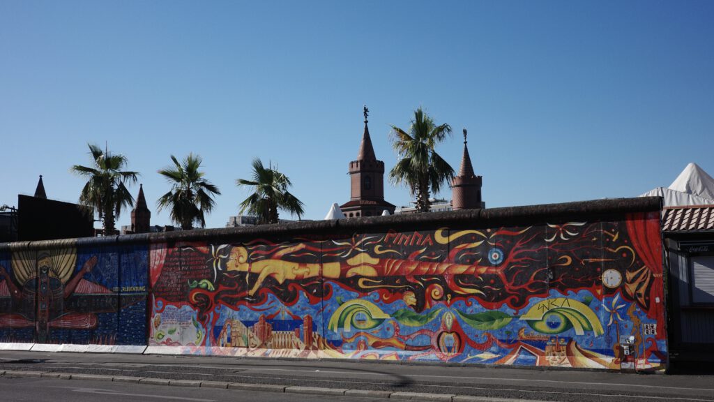 East Side Gallery mit Palmen