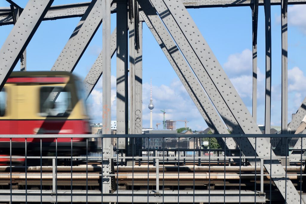 S-Bahn auf Brücke