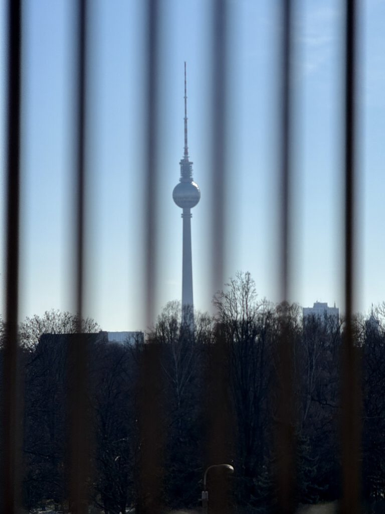 Fernsehturm hinter Gittern