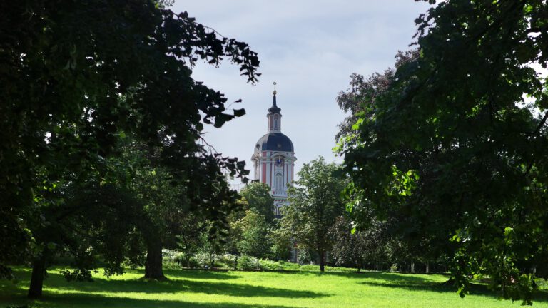 Schlosspark Berlin-Buch mit Kirche